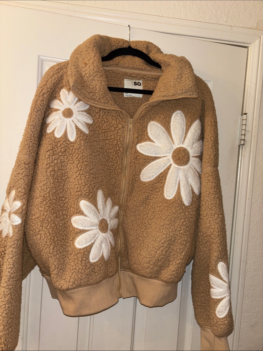 SO Camel Sherpa Zip Jacket with White Daisy Appliqués XL NWOT